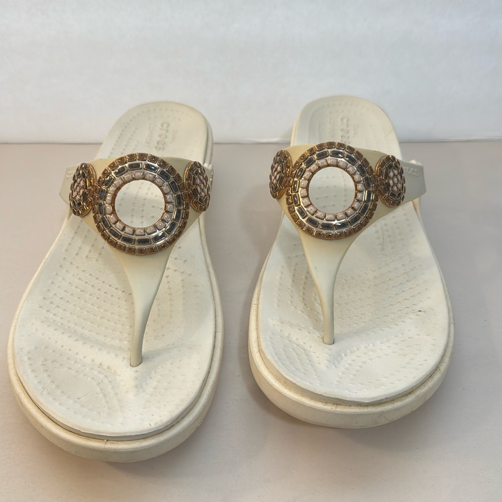 •11W•CROCS WHITE WEDGE GOLD ACCENTED SANDALS•